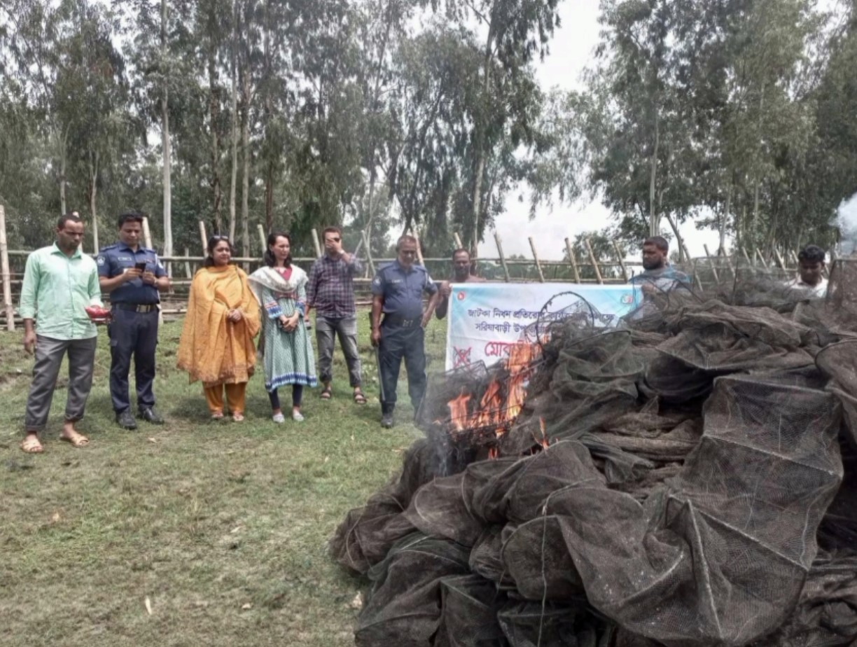 সরিষাবাড়ীতে যমুনা নদীতে অবাধে চলছে পোনা মাছ নিধন